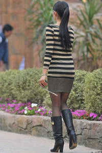 《八重神子把乳液喂给吃旅行者》